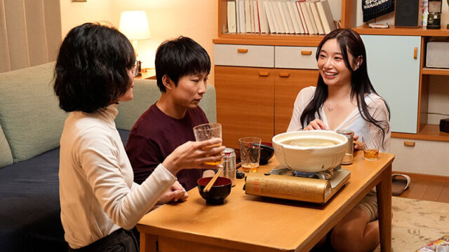 妻の居ない週末、妻の親友の誘惑に負けて、舌を絡ませ跨りイキ狂う腰遣いに何度も、何度も、中出しをしてしまったボク。 三葉ちはる ひとときが天国ww