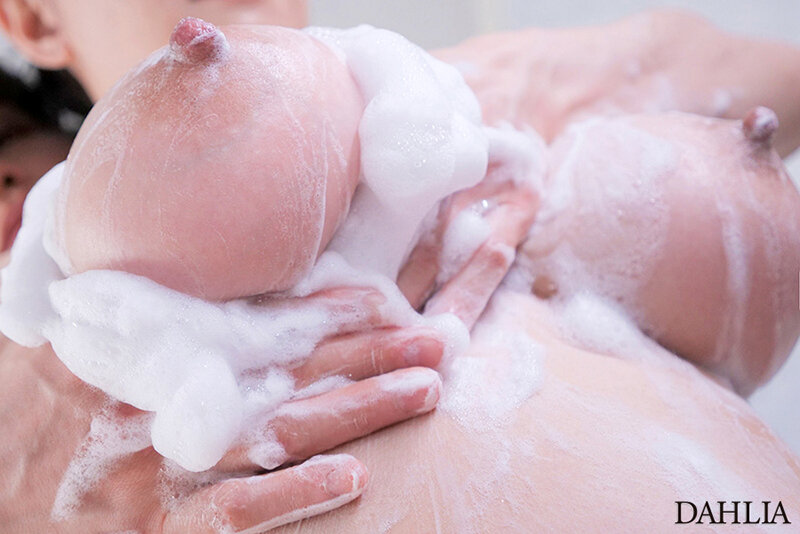 無自覚にこぼれるIcupおっぱい 貧乳彼女の姉が爆乳すぎて理性崩壊、むしゃぶりハメ狂ってしまった僕。 朝海汐 凄まじい快感！！