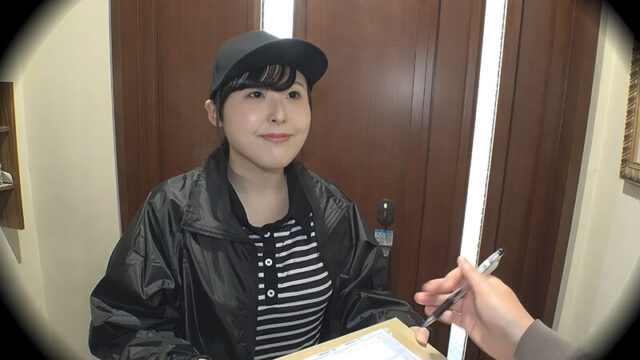 街でよく見かける地域担当の宅配パート妻 配達された勢いでガチ口説き！あっという間に他人ま〇こGET完了！ 濃厚エロセックス！！