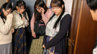 「エロマンガみたいなエッチしたい！」隠れ爆乳淫キャ女子たちがボクのチ○ポで脱二次元乱交！親の再婚でできた義姉は、全く打ち解けられない根暗オタク！さらに今日は友達を連れて来て女子会！こっそり部屋を覗くと…隠れ爆乳をさらけ出してエロ漫画を鑑賞中！？ ☆究極のエロ
