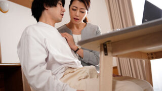 性欲が強過ぎる彼女の母がどストライクな僕は、彼女に内緒で何度も何度も勃起チ〇ポを捧げています…。 北条麻妃