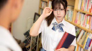 全く隙の無い高圧的なメガネ優等生女子からこっそり呼び出されエッチなことをされる神展開！？見た目からは想像つかないほどの下品な凄テクで奇跡の筆おろし…と思いきやカラダの相性バツグンで見たことない表情でイキまくり中出し性交！！ 快楽堕ち！