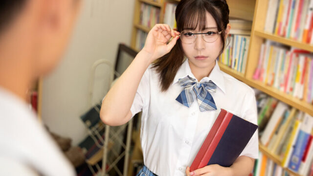全く隙の無い高圧的なメガネ優等生女子からこっそり呼び出されエッチなことをされる神展開！？見た目からは想像つかないほどの下品な凄テクで奇跡の筆おろし…と思いきやカラダの相性バツグンで見たことない表情でイキまくり中出し性交！！ 快楽堕ち！